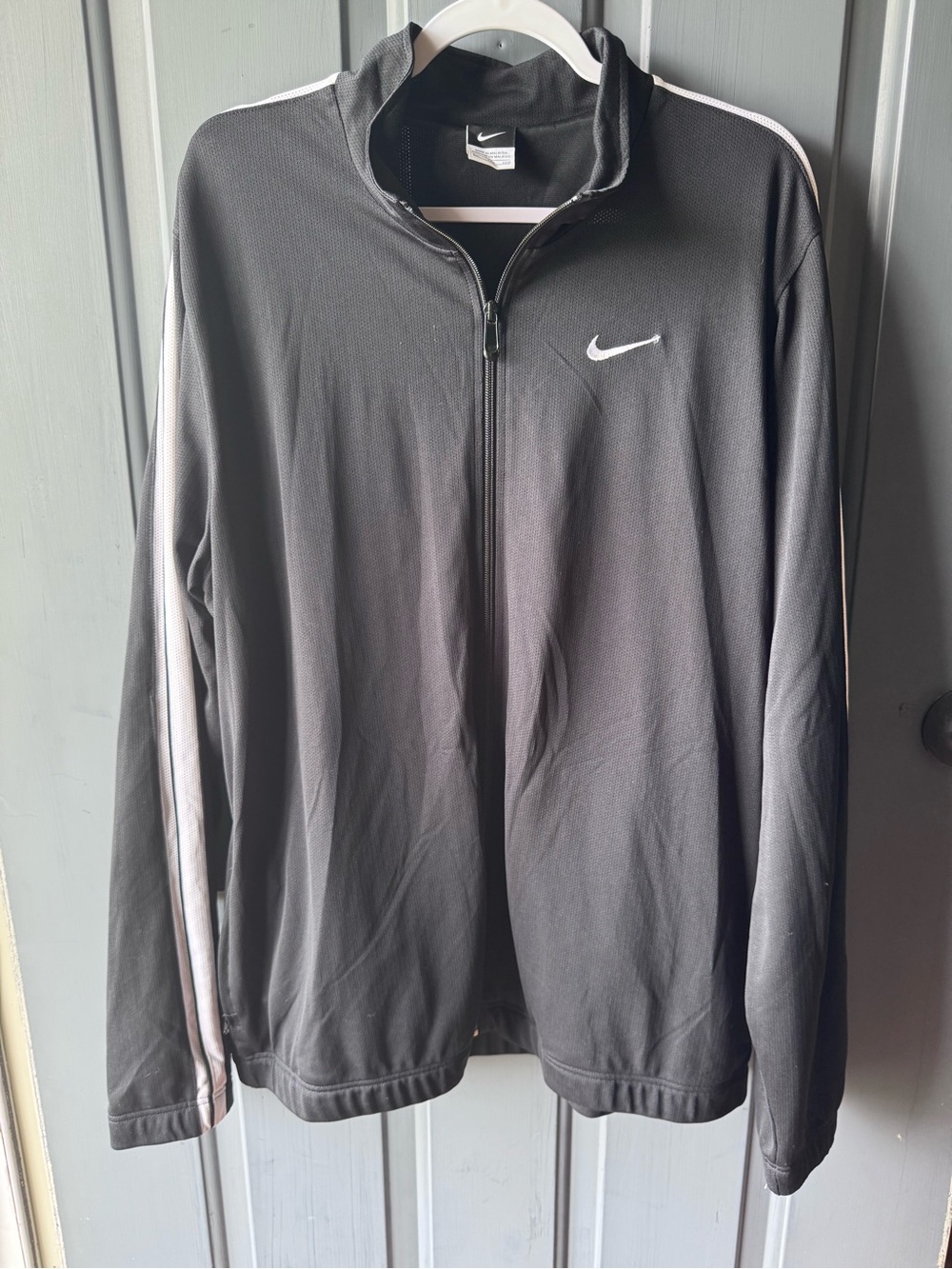 Nike Men’s Black Lightweight Full‑Zip Jacket with White Stripe